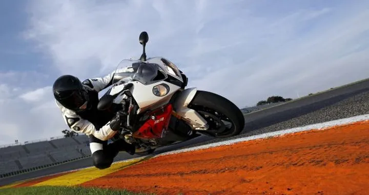 BMW S1000RR: possibile richiamo per problemi al cavalletto