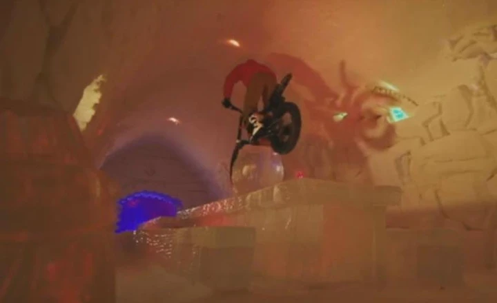 Dougie Lamkin con la moto da trial allo Snow Hotel [Video]