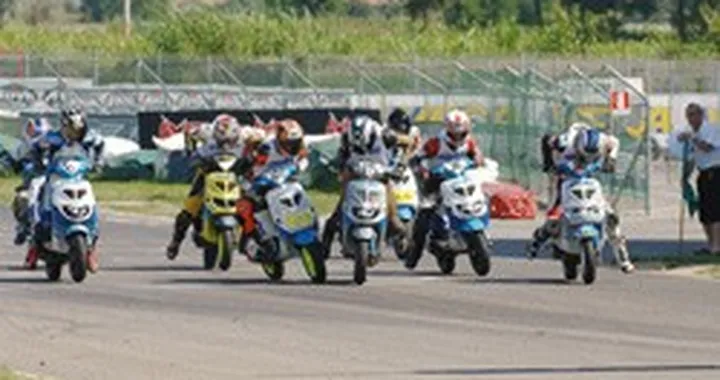 Gare clandestine con gli scooter