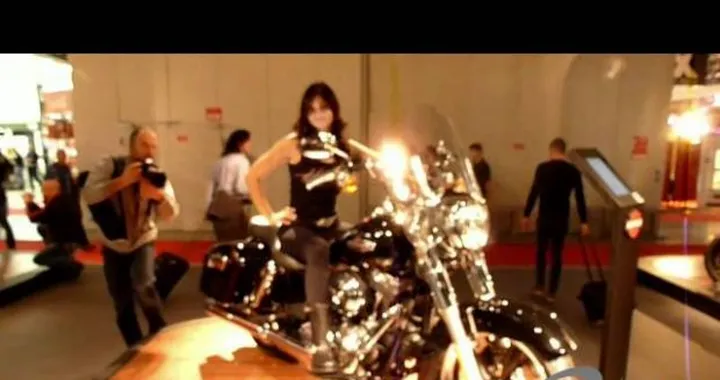 EICMA 2011: le girls del Salone di Milano /Video