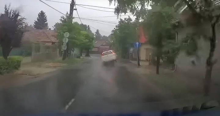La Fiat Punto viene sparata in aria da un tombino [Video]