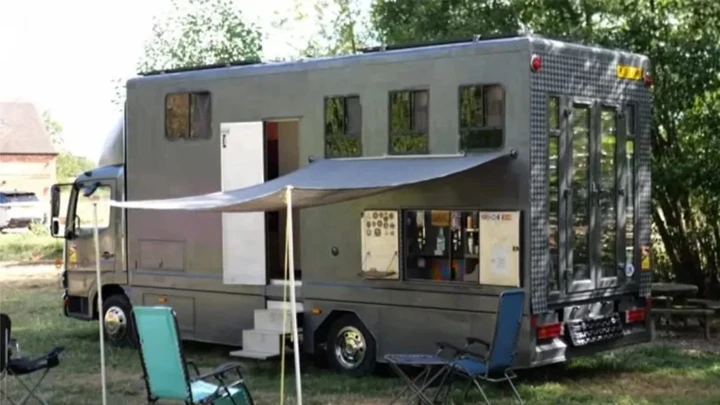 Da camion per cavalli a camper da sogno: una famiglia ci vive con soli 23.000 euro