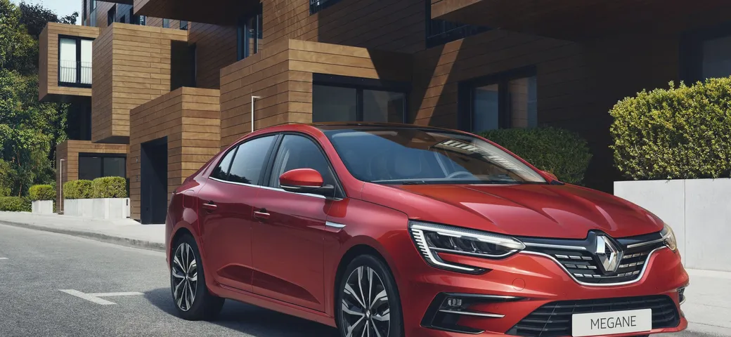 Renault Mégane: si aggiorna anche la berlina a tre volumi
