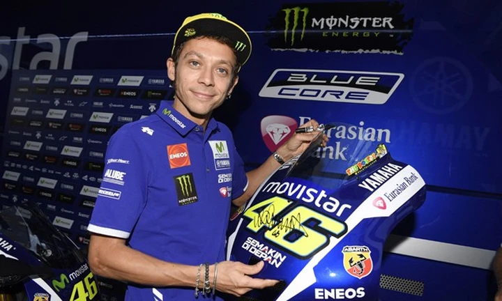 Yamaha R1 MotoGP Replica autografata da Rossi all'asta per beneficienza