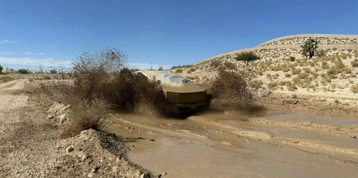 Tesla Cybertruck: in una foto mostrato il gigantesco tergicristallo in azione