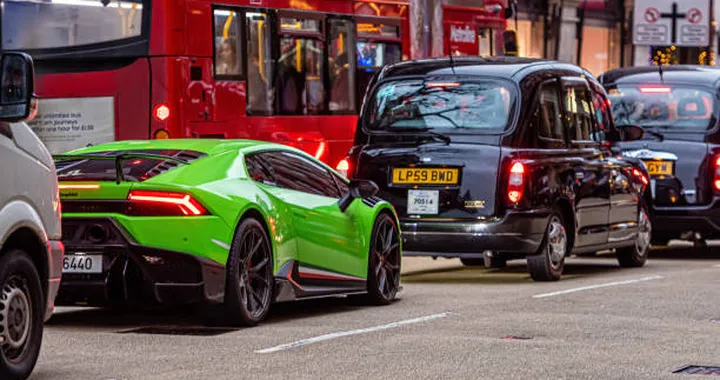Le auto di lusso stanno scomparendo dal Regno Unito: perché