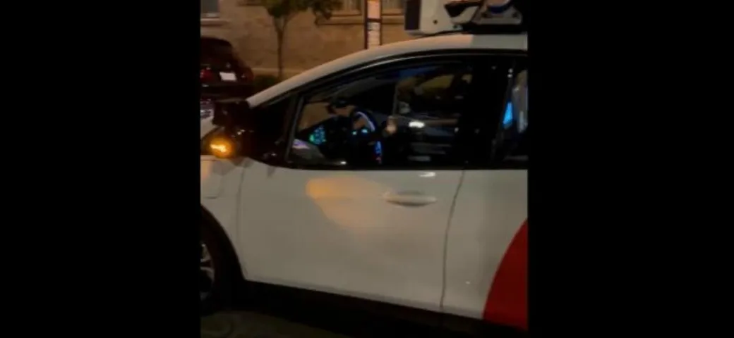 Auto a guida autonoma si blocca in mezzo alla strada [Video]