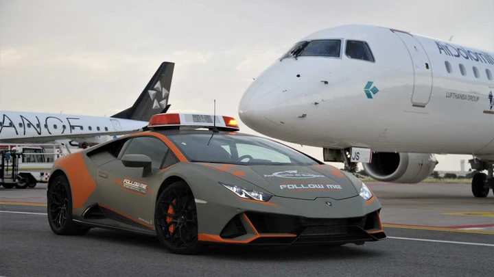 Lamborghini Huracan Evo, una nuova supercar per l’aeroporto di Bologna