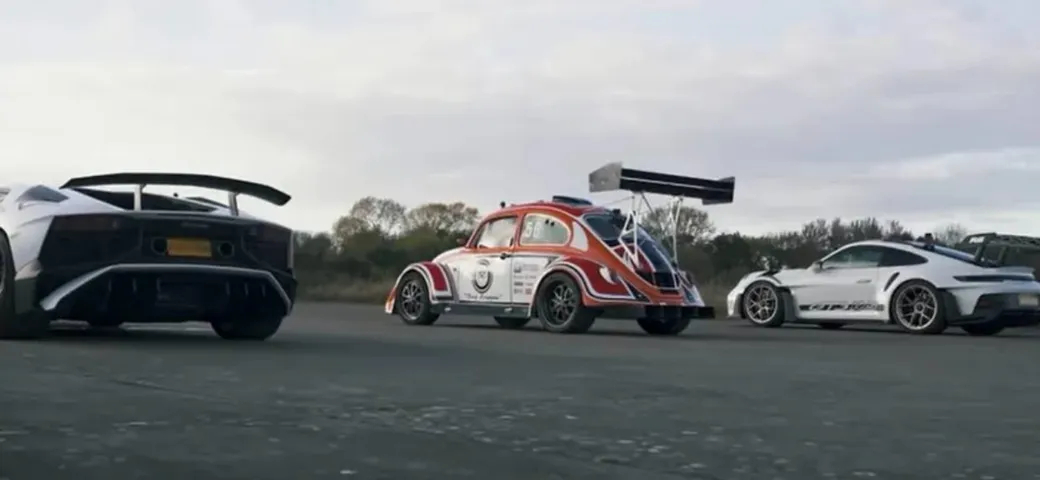 Bug Zappa sfida Porsche 911 GT3 RS e Lamborghini Aventador SV | VIDEO
