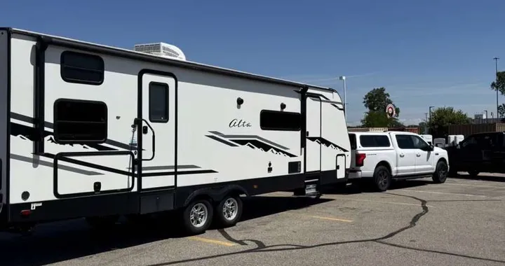 Traina un camper da 3,6 tonnellate con l'elettrico: il “pieno” lo fa in campeggio