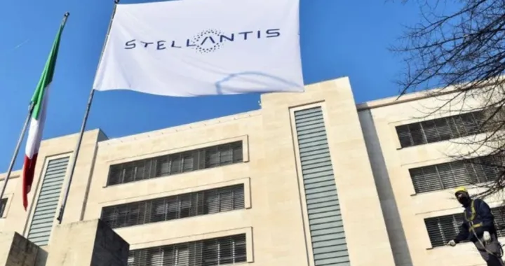 Stellantis, striscioni di protesta a Mirafiori: "Qui ci resta solo il declino"