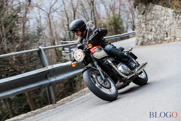 Triumph Bonneville T100 e T100 Black: prima prova