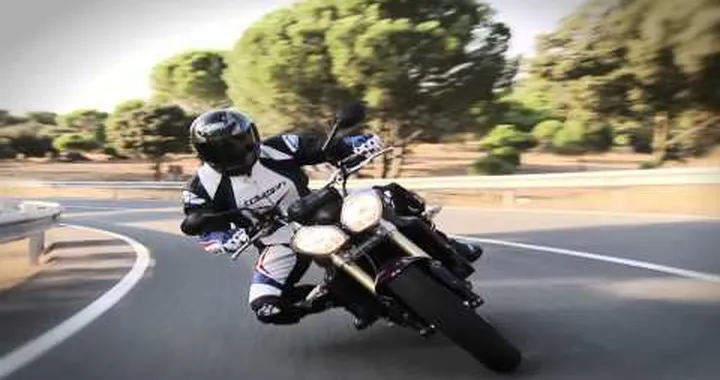 Official video Street Triple &amp; R 2011