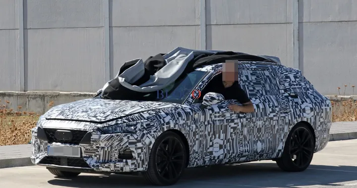 Seat Leon Cupra ST: foto spia su strada