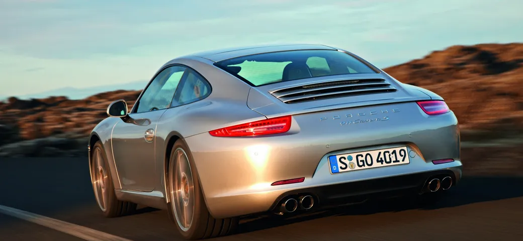 Porsche rubata: a Prato si finge cliente e fugge su una 911