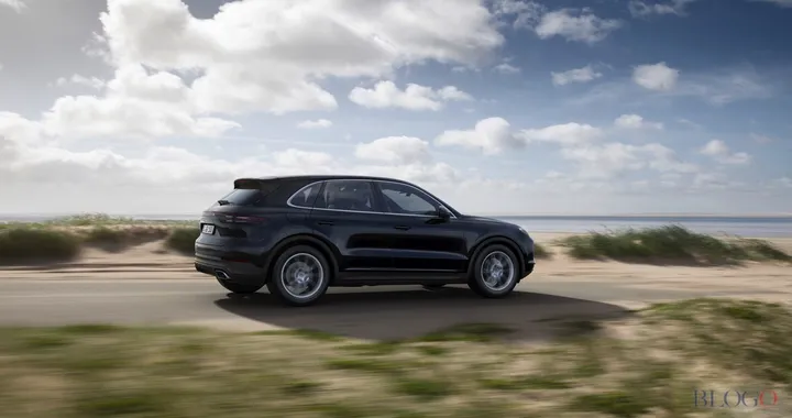 Porsche Cayenne colpita in autostrada da un pezzo di autocisterna