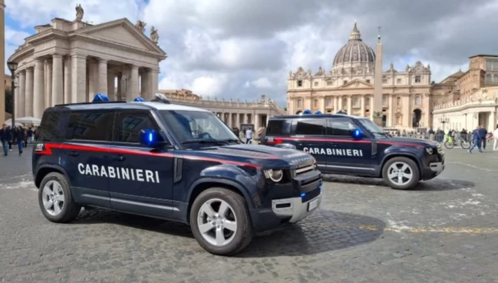 Carabinieri, 20 nuovi Land Rover Defender blindati per il primo intervento