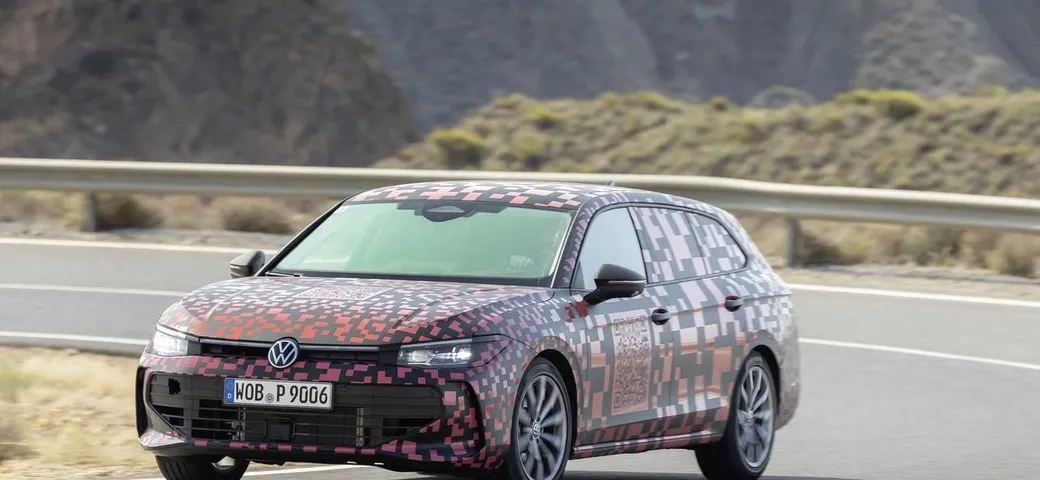 Volkswagen Passat Variant 2024: la nuova generazione affronta gli ultimi test [FOTO]