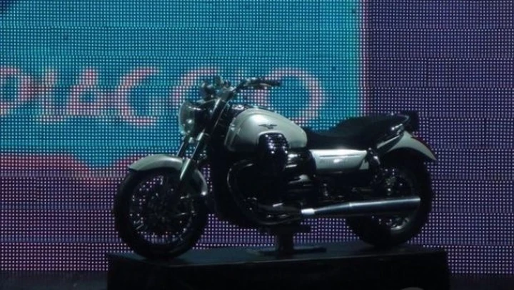 Foto Spia delle nuove Moto Guzzi California e V7 Scrambler