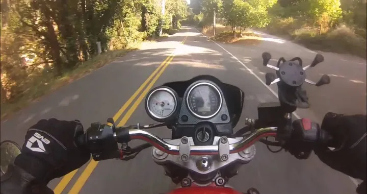 Perde il controllo in curva, illeso il motociclista