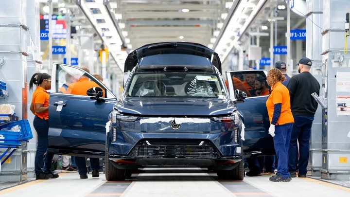 Pesanti critiche per la Volvo EX90, troppi bug nel software ma non è tutto