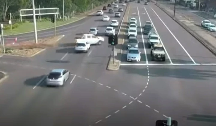 Auto fuori controllo attraversa 8 corsie e si schianta [Video]