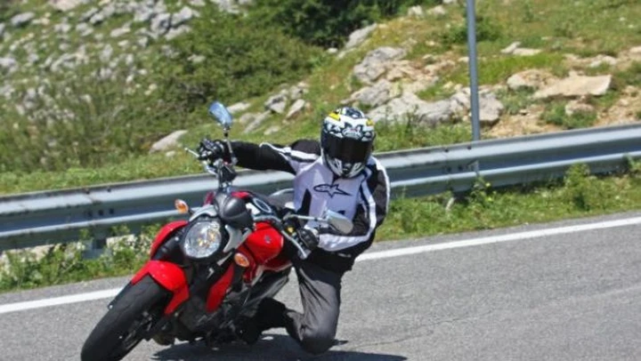 TEST Suzuki Gladius 650 2010