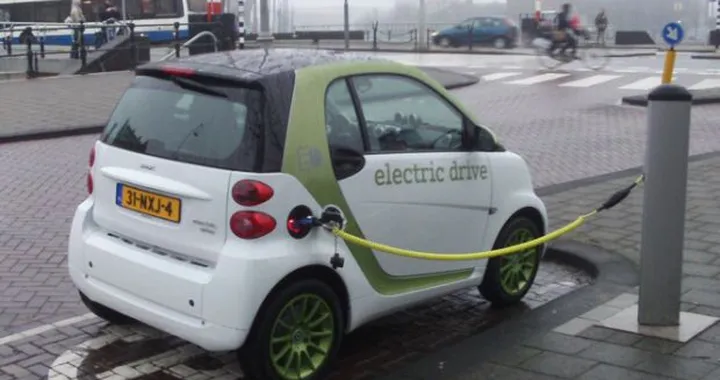 Amsterdam: con l'auto elettrica parcheggio gratuito