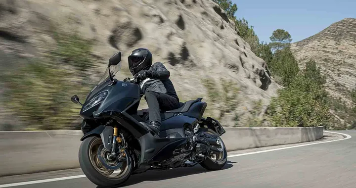 Yamaha TMAX 2022, la prova su strada del maxi-scooter per eccellenza (VIDEO)