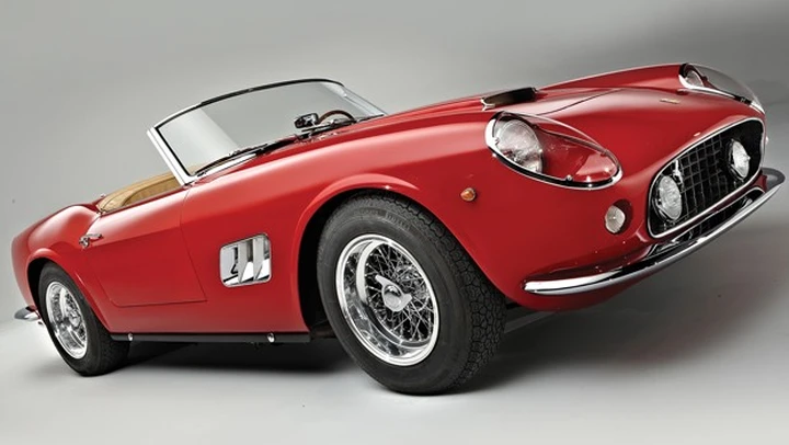 Un parcheggiatore va a sbattere con una Ferrari 250 GT California Spyder