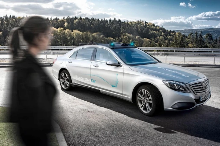 Mercedes Co-operative Car: la Classe S comunica con i pedoni