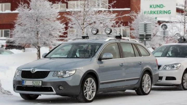 Foto Spia Skoda Superb Scout
