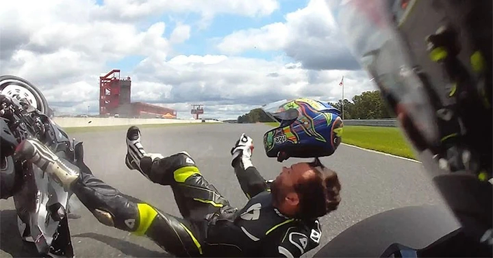 Brividi in pista: pilota americano perde il casco in gara [Video]