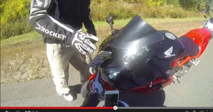 Colpito da una targa volante, motociclista miracolato [Video]