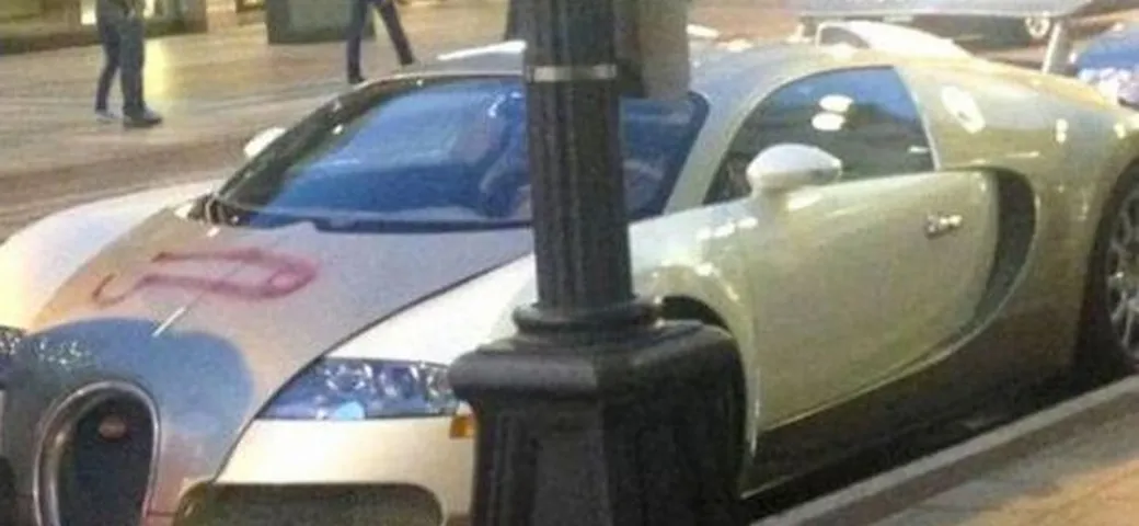 Gli disegnano un pene sul cofano della Veyron
