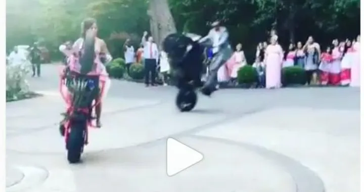 Sposi acrobati in moto per le nozze [Video]