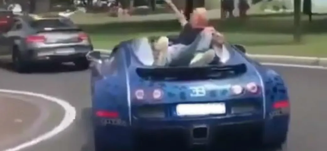 Bugatti Veyron: cameraman sul cofano motore [Video]