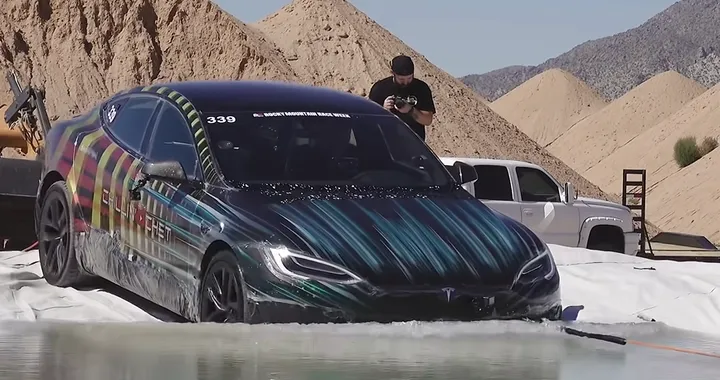 Tesla Model S Plaid: va sott'acqua e funziona ancora [Video]
