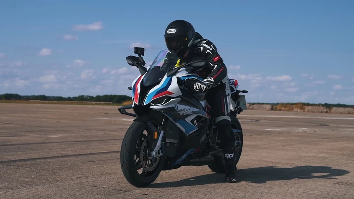BMW M 1000 RR vs M5 CS drag race