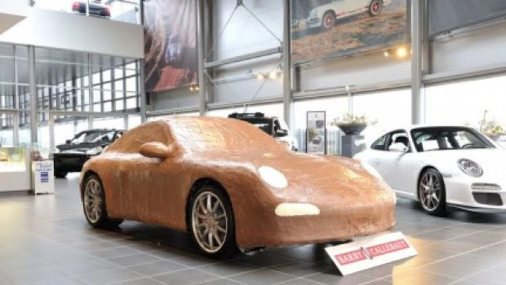 Porsche 911: un concessionario olandese la ricopre di cioccolato