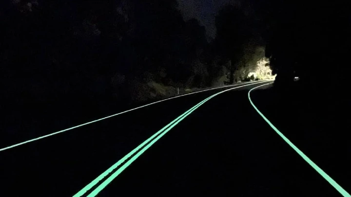 Strisce fotoluminescenti, cosa sono e perché vengono utilizzate