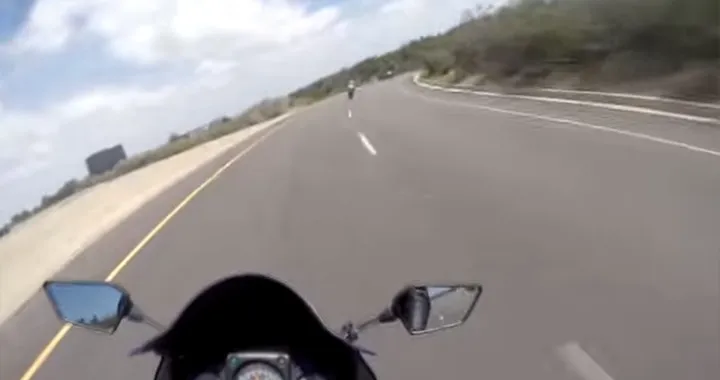 Cosa succede quando si frena in curva [Video]