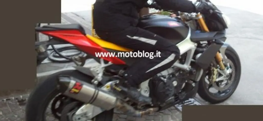 Foto spia Aprilia Tuono V4 Factory 2012?