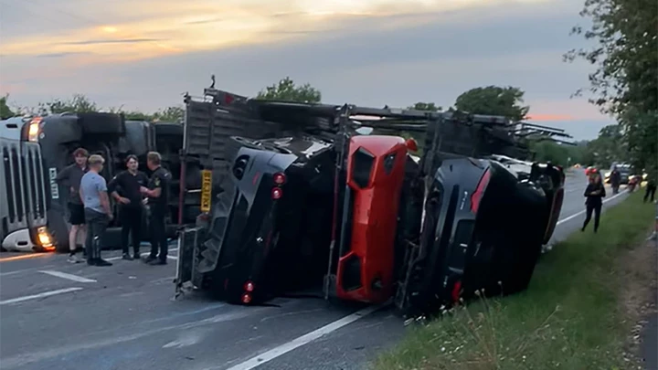 Supercar da milioni di euro sono andate distrutte in un incidente con un camion [VIDEO]
