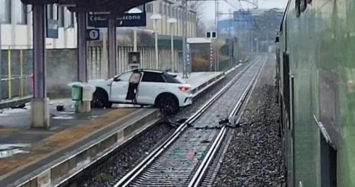 Auto in bilico sui binari, Volkswagen T-Roc blocca il flusso dei treni