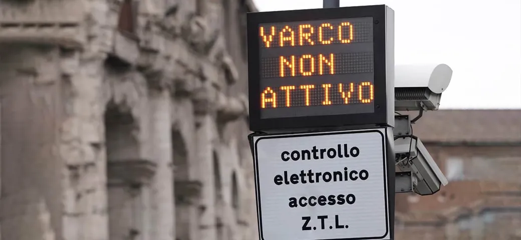 Auto elettriche e ibride nelle ZTL di Roma: permessi e regole