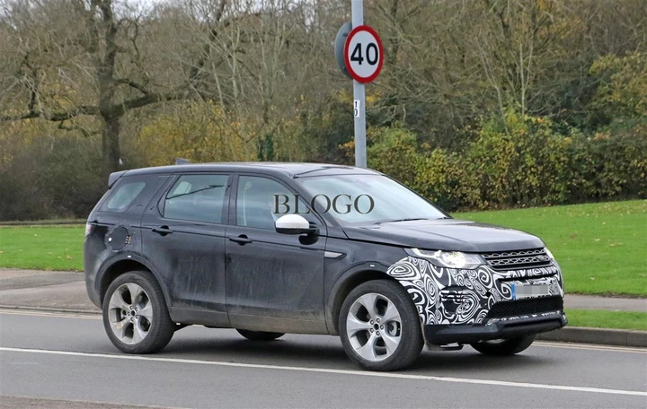 Land Rover Discovery Sport: foto spia del muletto