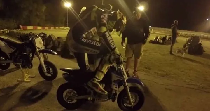 Valentino Rossi si diverte sulle mini-motard con i ragazzi della VR46 Riders Academy