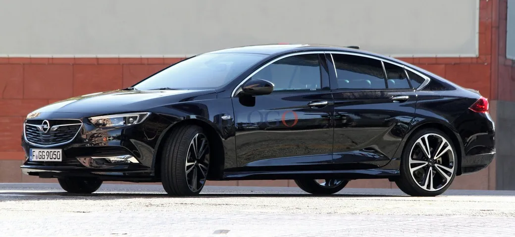 Opel Insignia: foto spia senza veli