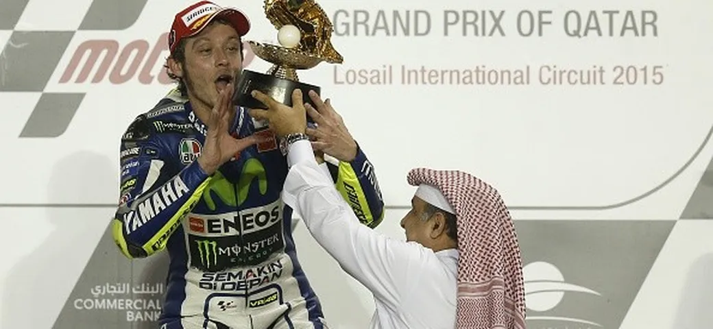 MotoGP Qatar 2015, la gara: Valentino Rossi vince. Dovizioso e Iannone sul podio [FOTO]
